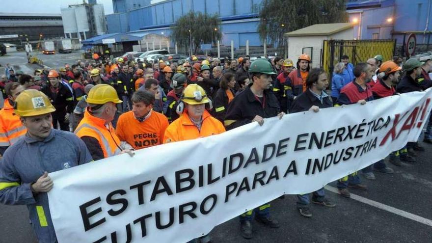 Concentración de los trabajadores de Alcoa en la planta de A Coruña en diciembre pasado.