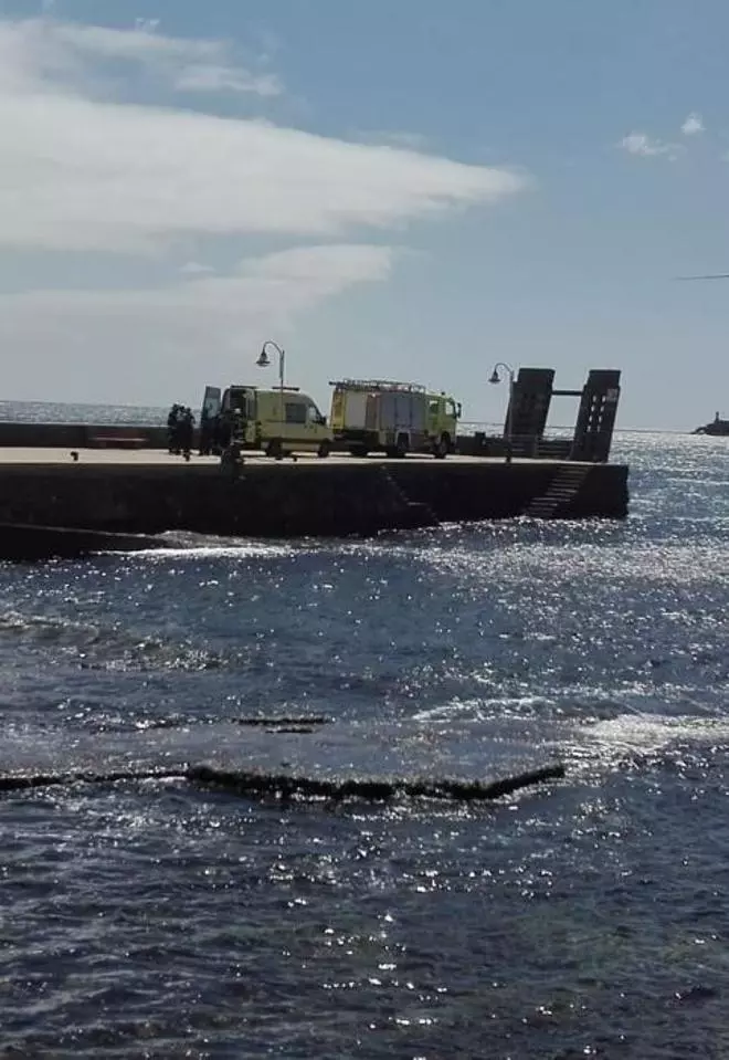 Traslado de un menor lesionado en el muelle de Arinaga