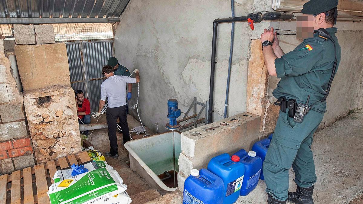 Agentes de la Guardia Civil y los técnicos inspeccionan una  desalobradora ilegal durante la operación Topillo.