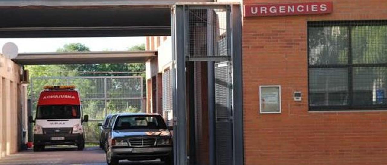 Una ambulancia a las puertas de un centro de salud de Xàtiva.