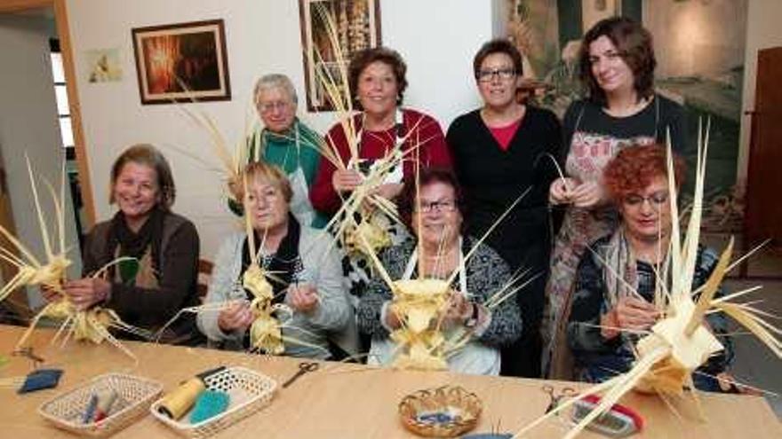 Monitora y alumnas del curso de perfeccionamiento.