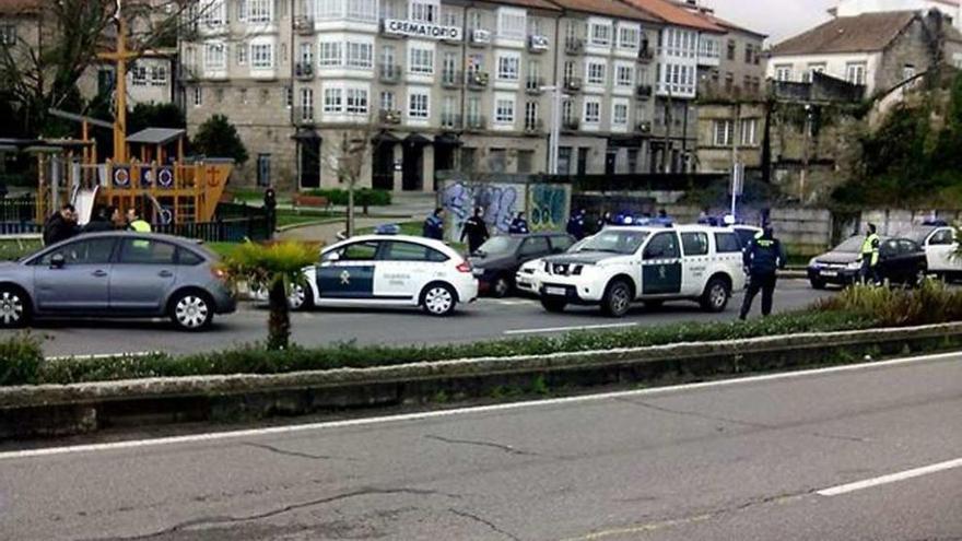 Patrullas policiales en la avenida de Buenos Aires tras interceptar al ladrón huido. // R. Vázquez