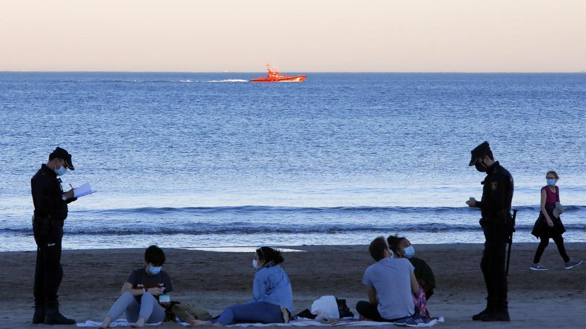 Buscan a un joven desaparecido en el agua de la playa de la Malva-rosa