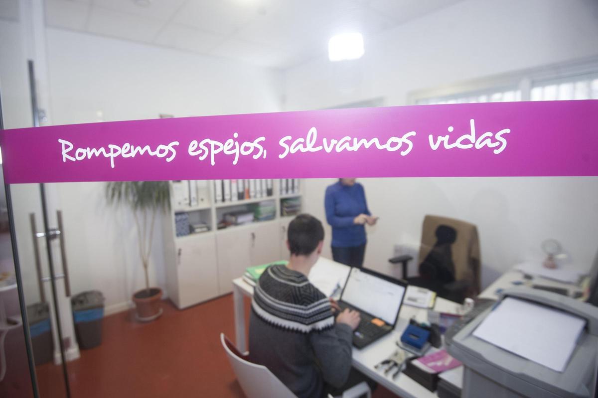 Vinilo con un mensaje, en una cristalera, en la actual sede de ABAC, en el Barrio de las Flores.