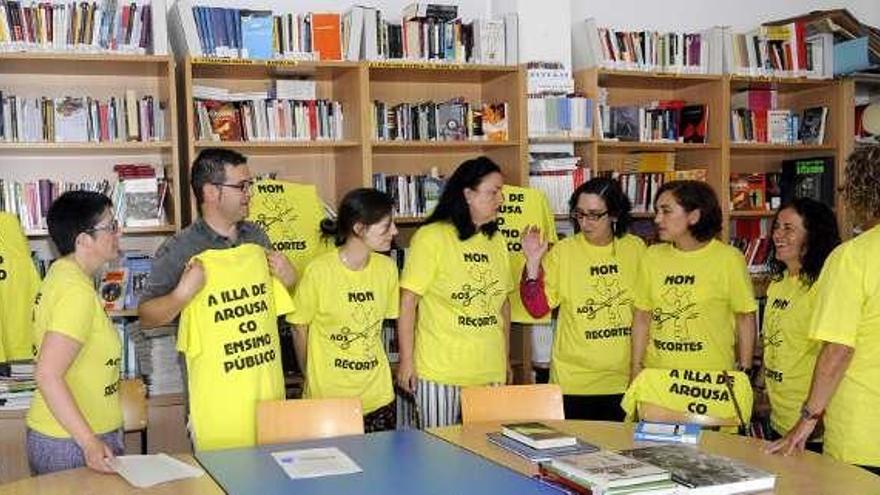 Padres, profesores y directivos del instituto de A Illa. // Noé Parga