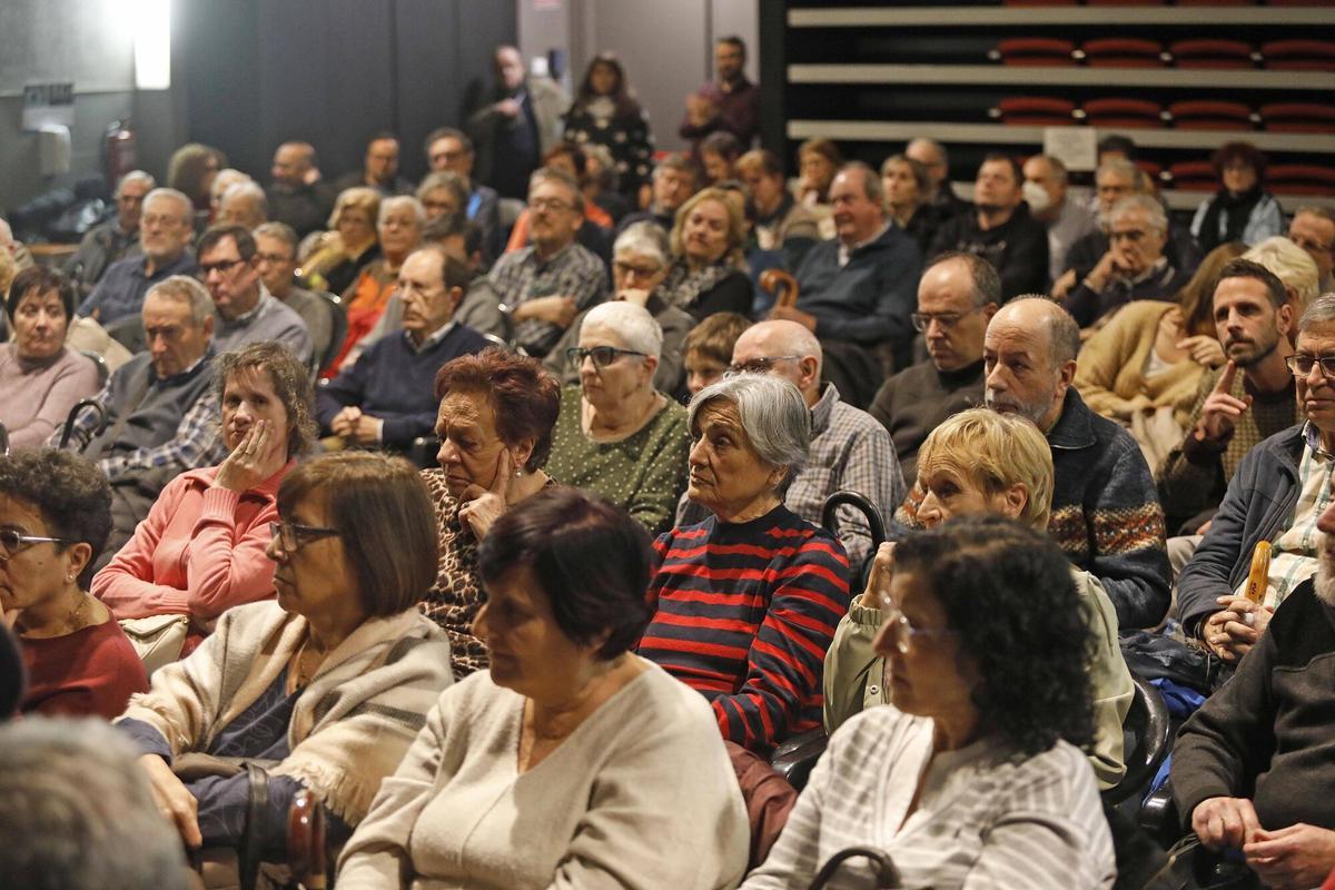 Girona. Teatre Centre Civic Sant Narcis. Reunio oberta de veins i ajuntament per parlar de seguretat.