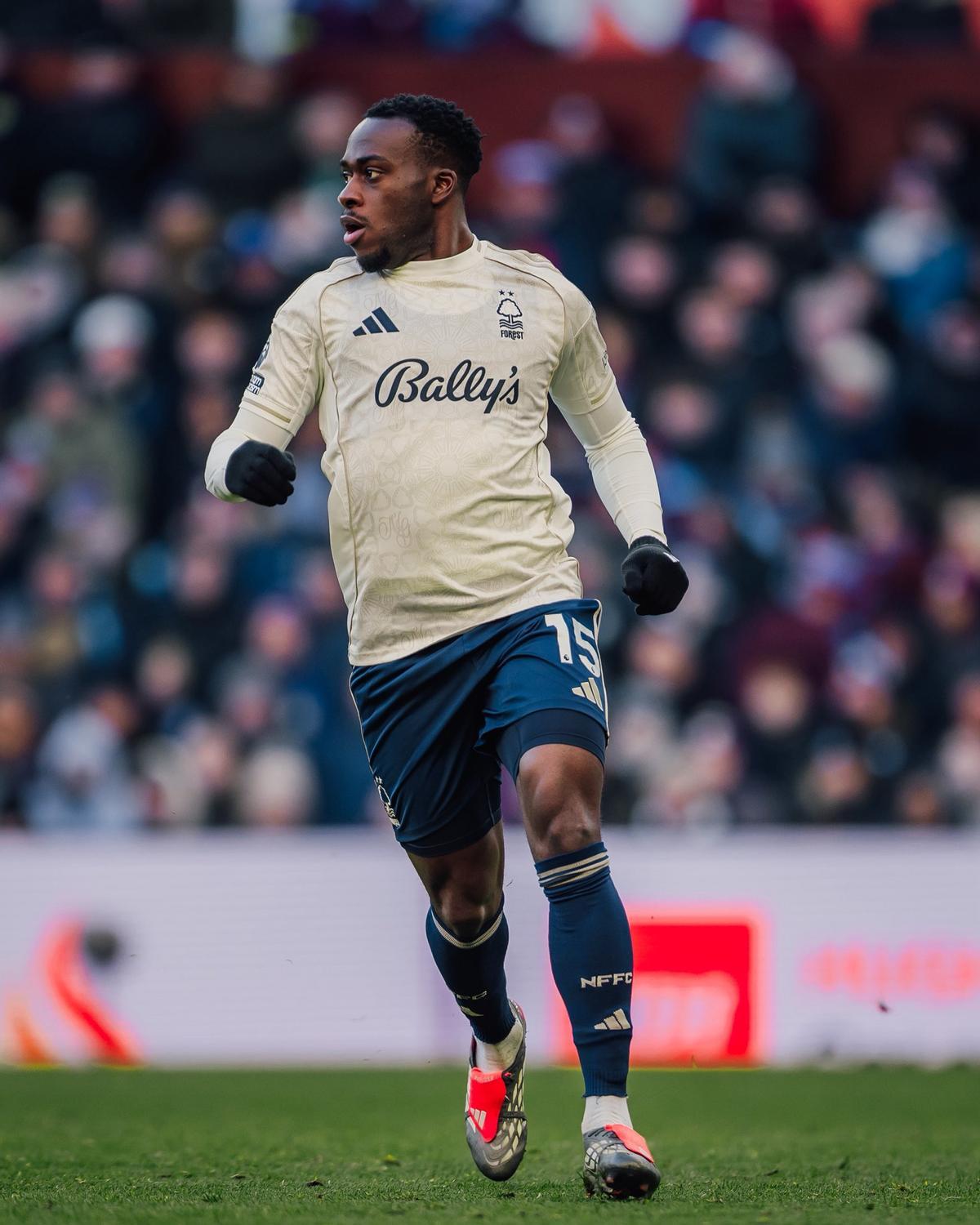 Arnaud Kalimuendo durante su etapa en el Forest