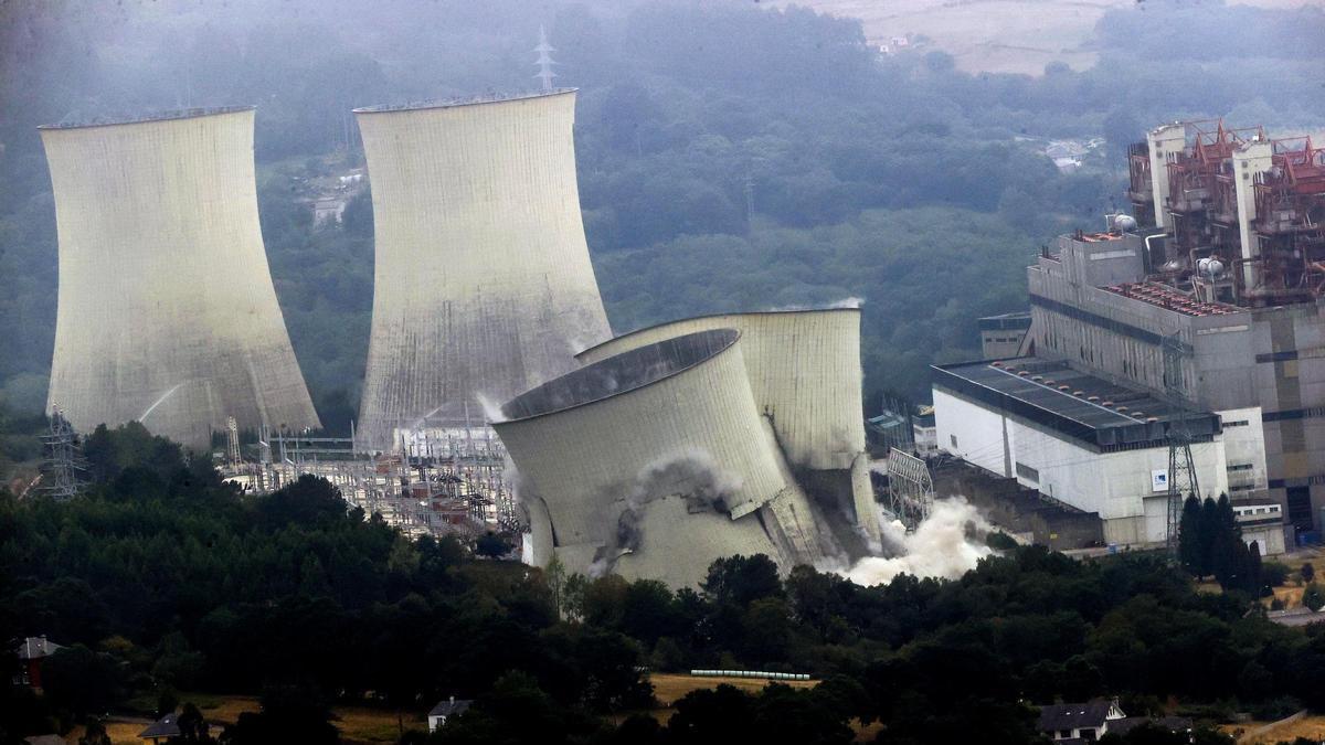 Demolición de las cuatro torres de la central térmica de As Pontes