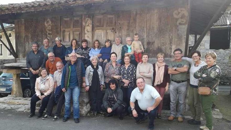 Asistentes a la comida de despedida de la médica Eva González -agachada, en el centro- en Sames ayer.