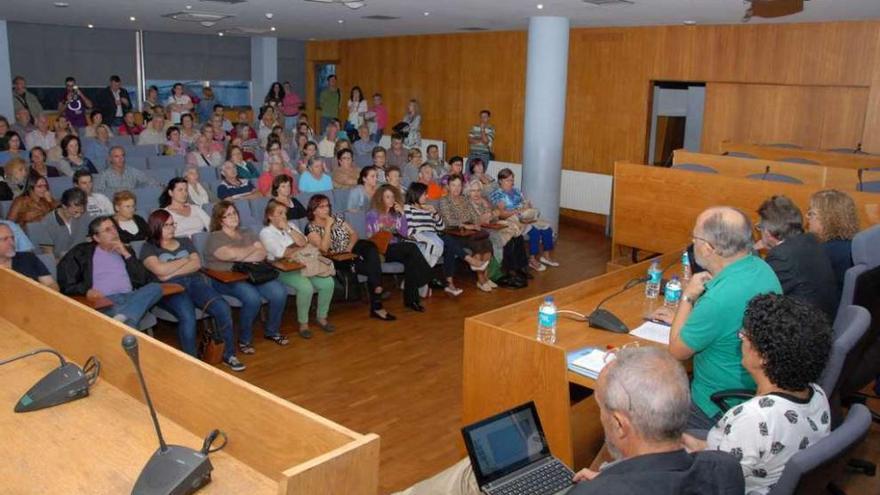 Asistentes a la charla celebrada por el colectivo de usuarios del Sergas en Cangas. // Gonzalo Núñez