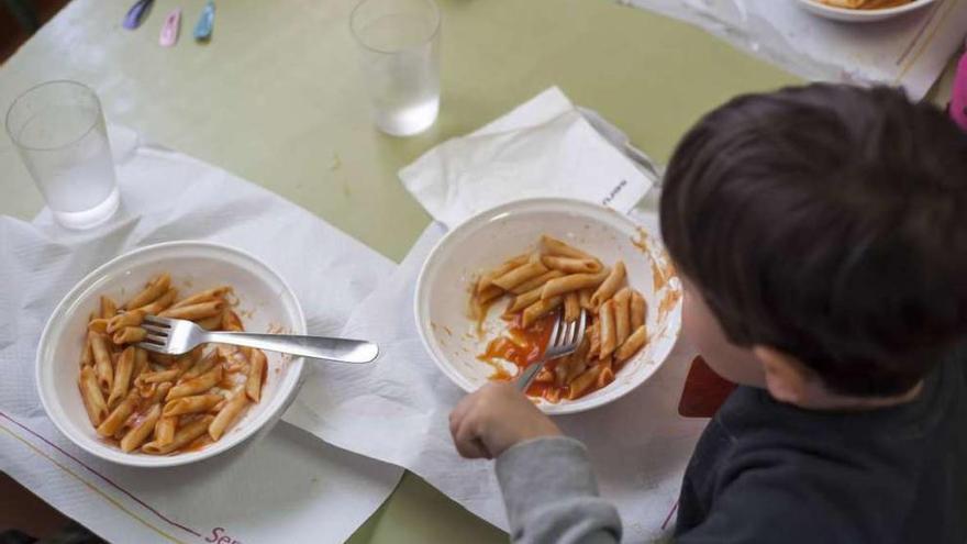 Un escolar come en el Portofaro el primer día con el nuevo &#039;catering&#039; tras la expulsión de Servicol.