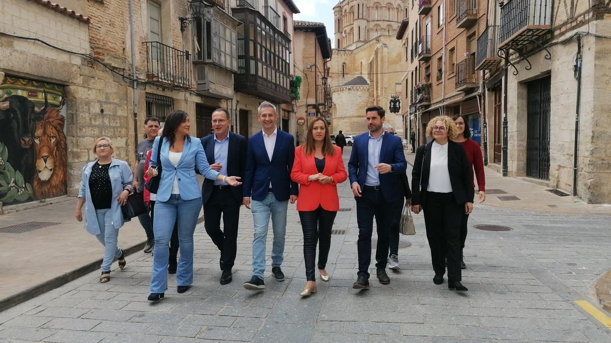 Rodríguez y Barcones, en el centro de la imagen, pasean por Toro junto a representantes del PSOE