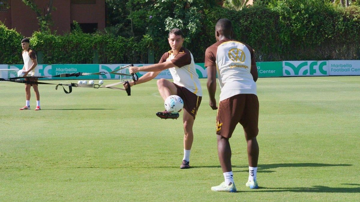 Sergio Viera toca el esférico ante Cédric.