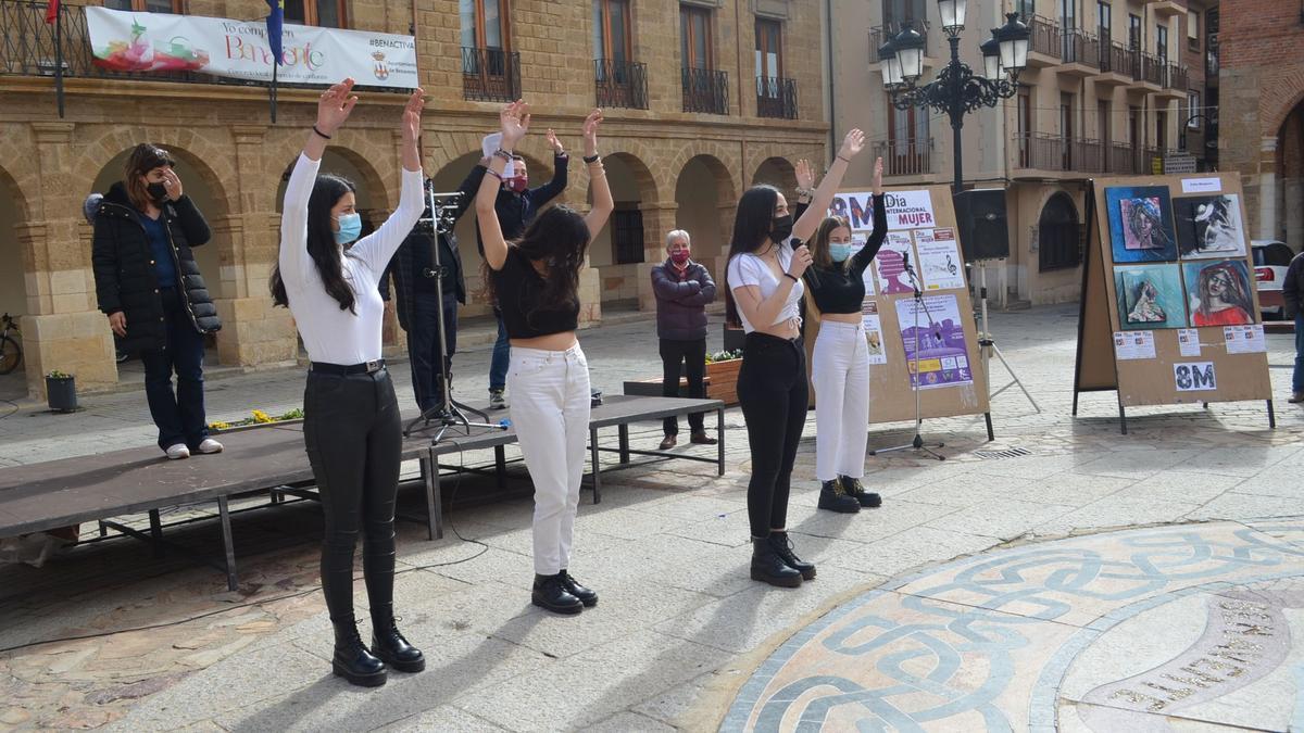 Alumnas del IES León Felipe realizando una exhibición de baile, en la Plaza Mayor de Benavente. / E. P.