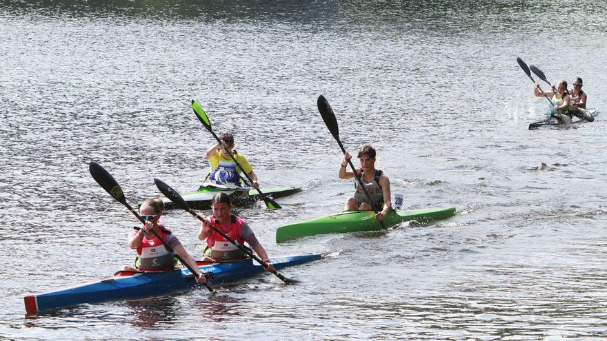 Algunos de los palistas participantes, durante su transcurso por el río Miño. | Iñaki Osorio