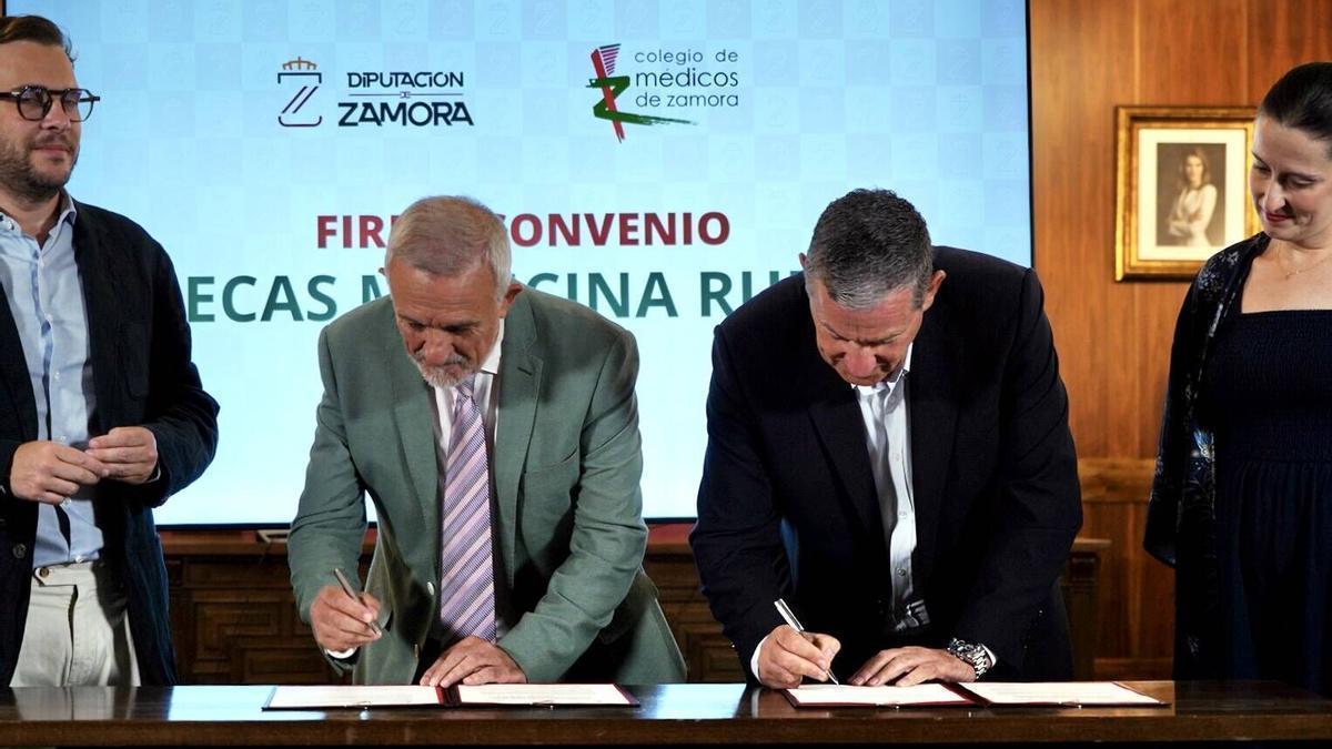 El presidente del Colegio Oficial de Médicos de Zamora, Sebastián Martínez, y el presidente de la Diputación Provincial, Javier Faúndez, firman el convenio.