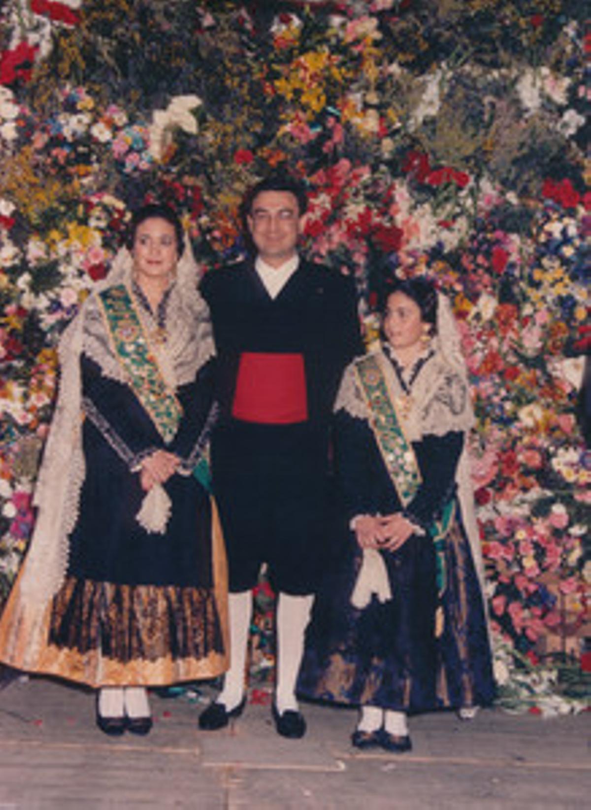 Sebastián Pla, con las reinas de fiestas de su etapa como presidente.