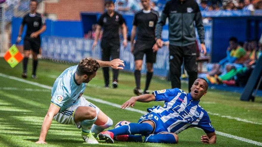 Sergi Gómez intercepta a Deyverson en una lance del choque disputado ayer en Mendizorroza entre el Celta y el Alavés. // LOF