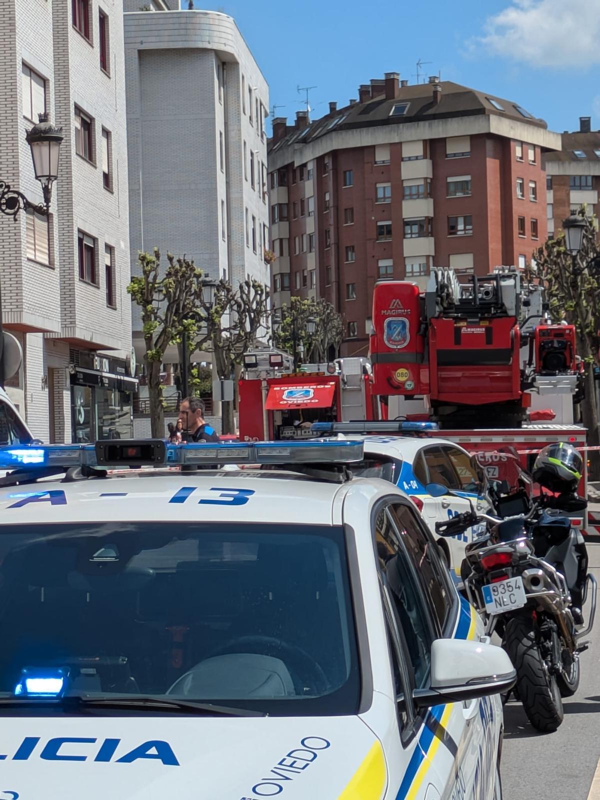 Los servicios de emergencias en el lugar del incendio.
