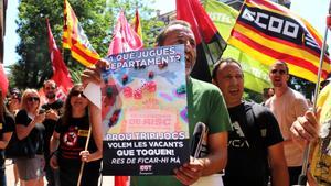 Protesta frente al Departament dEducació, este lunes.