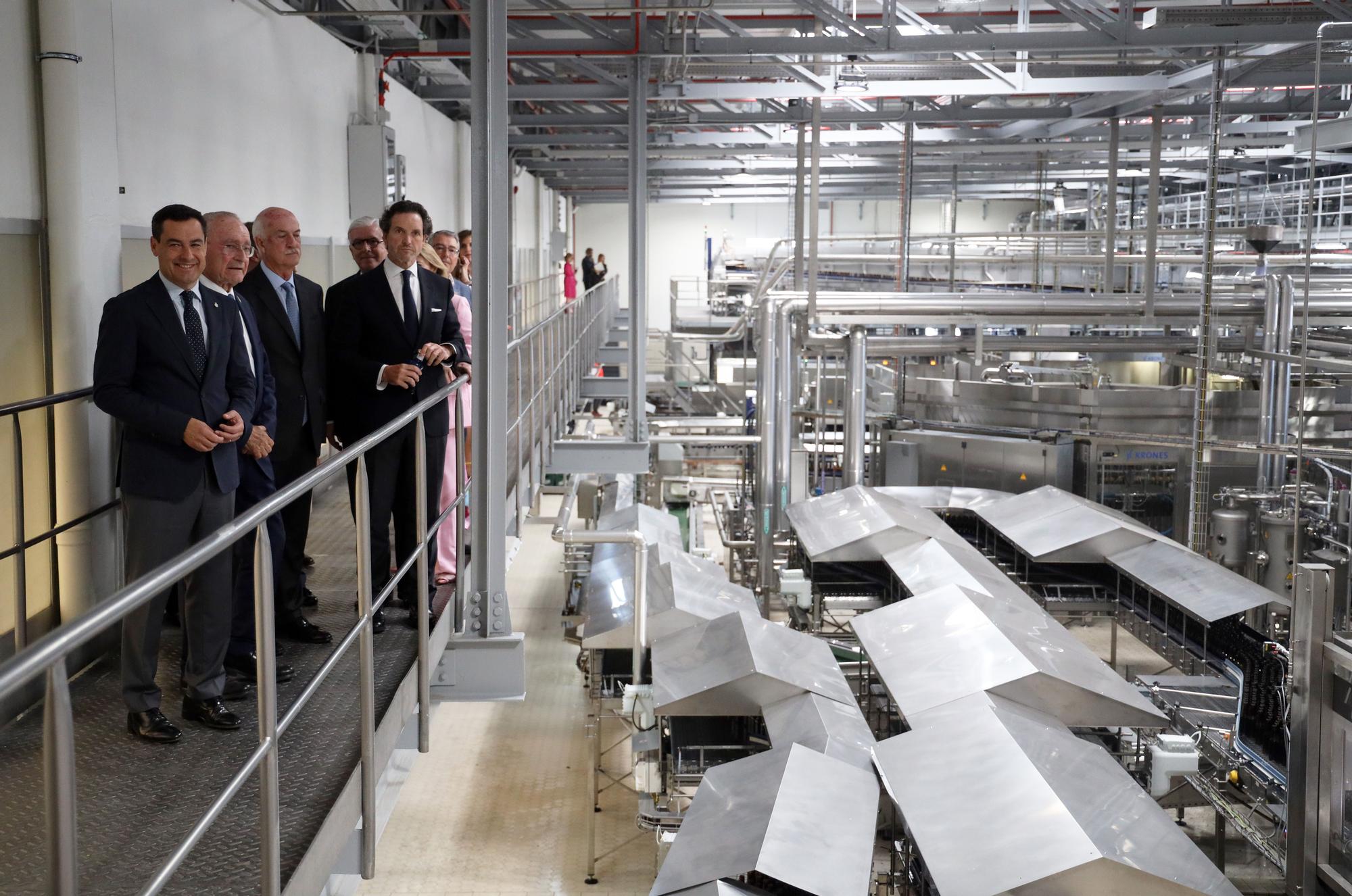 El presidente de la Junta de Andalucía, Juanma Moreno, visita la fábrica de San Miguel en Málaga