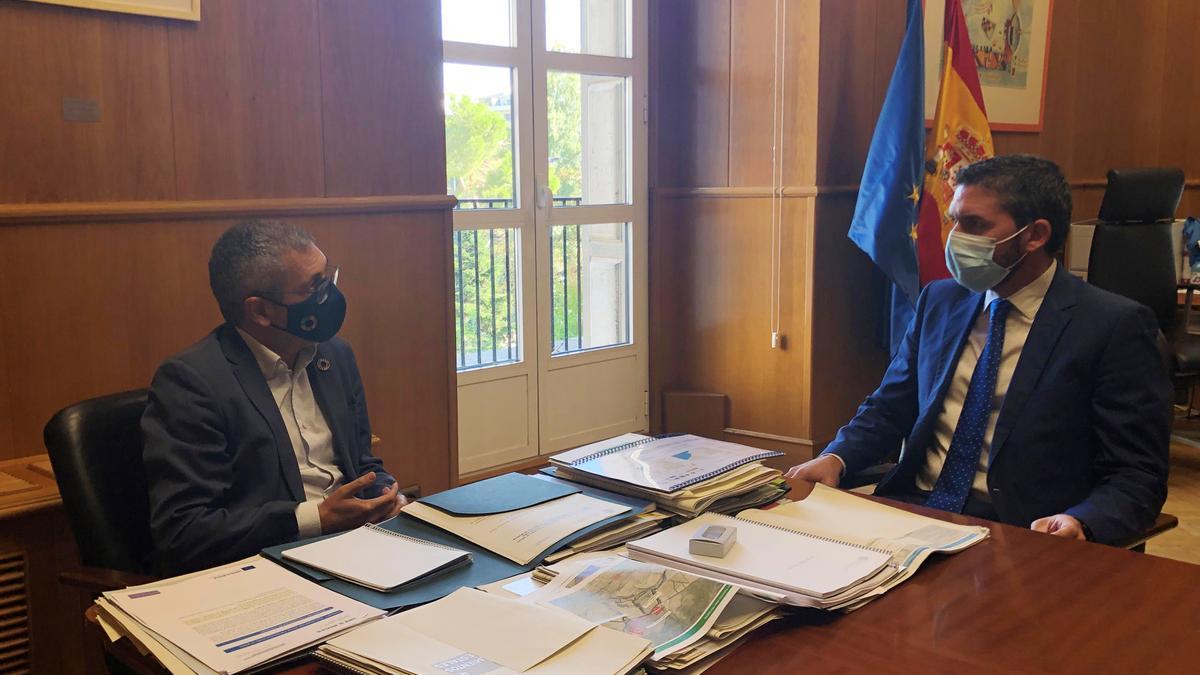 El secretario Hugo Morán, junto al consejero Antonio Luengo.