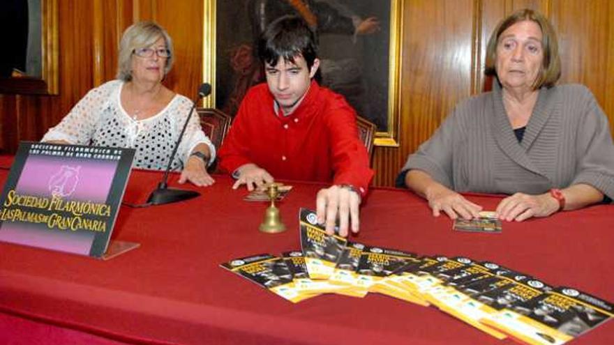 De izqda. a dcha.: María T. Chesa, Mario Mora y Margarita Guerra, ayer, durante la presentación del concierto. | santi blanco