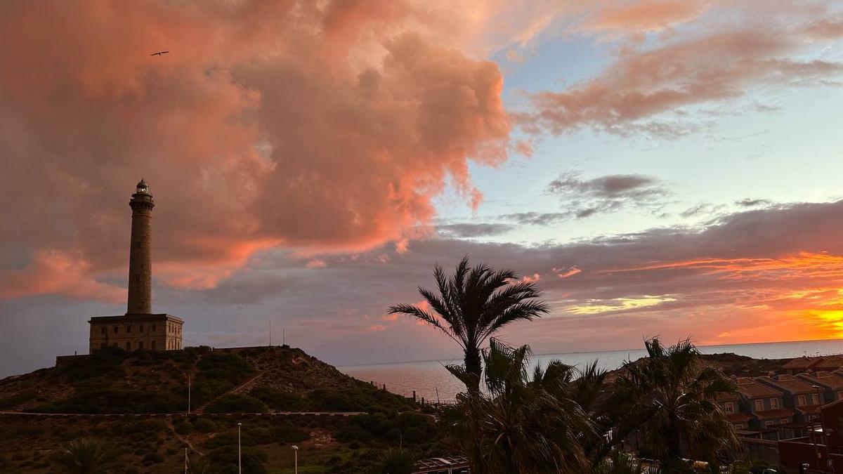 El Faro de Cabo de Palos, sin luz, a primera hora de la mañana de este martes