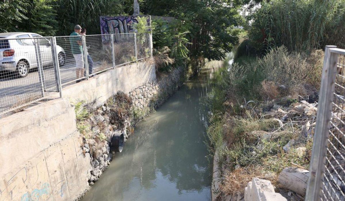 La última reforma de La Isla, la instalación de una valla metálica en el muro de la Acequia Mayor Aljufía.