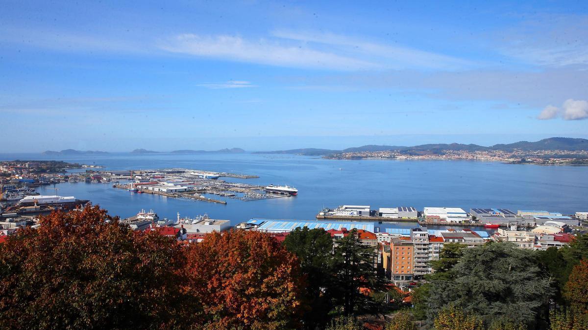 Vista general de la ría de Vigo, desde O Castro, con el puerto en lugar destacado.