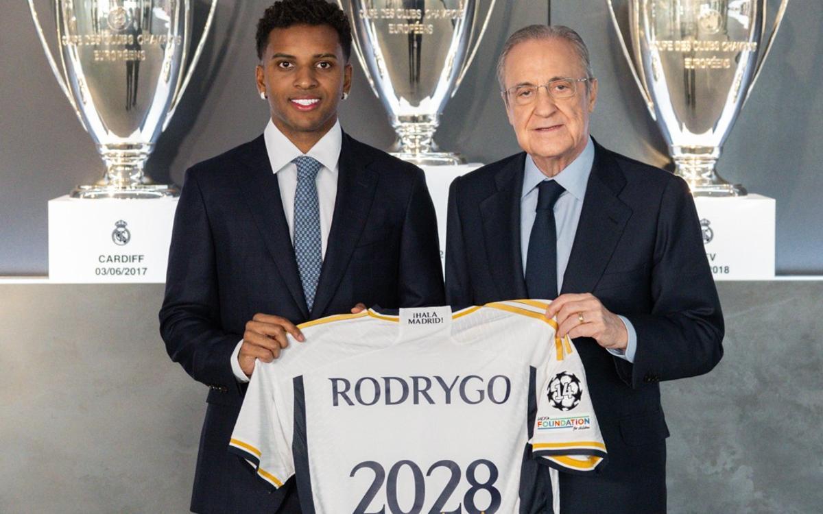 Rodrygo renovó hasta 2028 y posó con Florentino Pérez