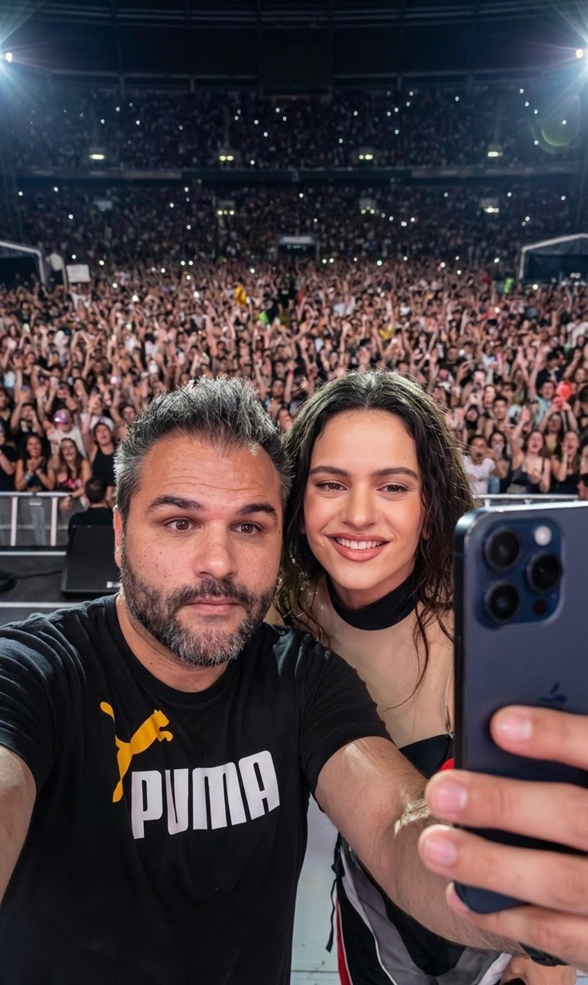 Jaume Simó (Jaume Quelo), en un selfi hecho por IA junto a Rosalía.