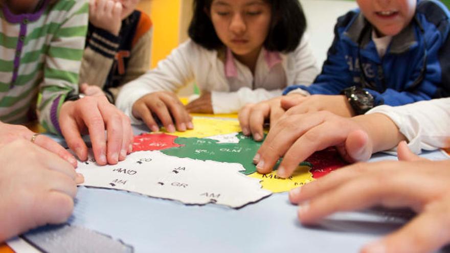 Niños con discapacidad visual durante un juego de mesa.