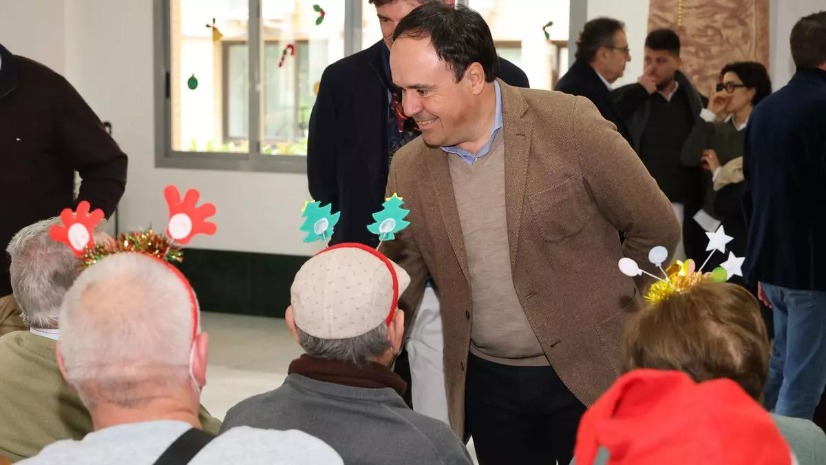 Pérez Llorca visita a los mayores de la Residencia Santa Marta en La Vila Joiosa para felicitar la Navidad