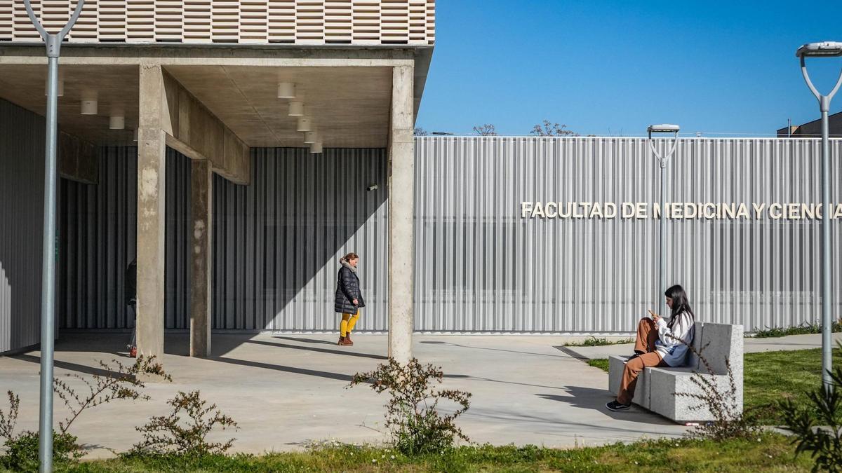 Entrada de la nueva Facultad de Medicina, de la UEx, en el campus universitario de Badajoz.