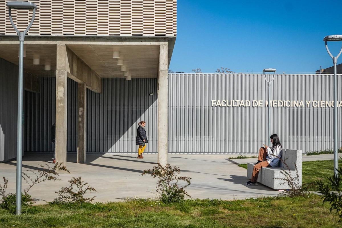 Entrada de la Facultad de Medicina, de la UEx, en el campus universitario de Badajoz.