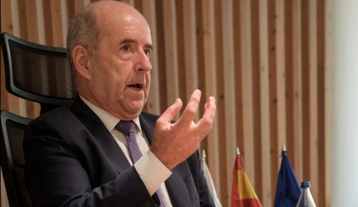 El presidente de la CCE, en su despacho de la CCE.