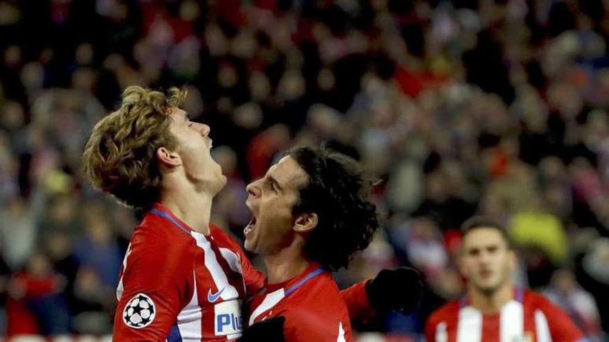 Griezmann y Tiago se abrazan tras el segundo gol. // Efe