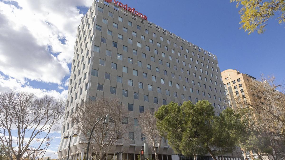 Edificio de oficinas de Vodafone en la avenida de Cortes Valencianas de València.