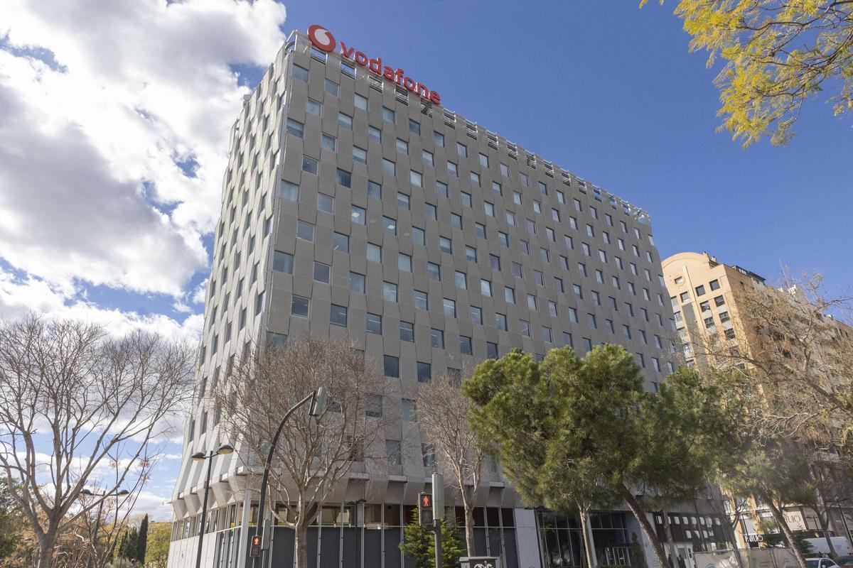 Edificio de oficinas de Vodafone en la avenida de Cortes Valencianas de València.