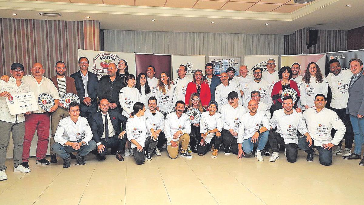 Foto de familia con los premiados y reconocidos por la Asociación de Cocineros de Aragón.