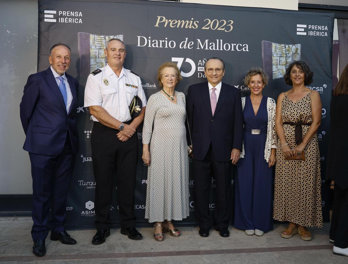 Joan Serra, Subdirector general de Contenidos de Prensa Ibérica para Cataluña y Baleares; José Luis Santafé, jefe superior de la Policía Nacional de las Illes Balears; Arantza Sarasola, vicepresidenta de Prensa Ibérica; Javier Moll, presidente de Prensa Ibérica; Aina Calvo, delegada del Gobierno y Marisa Goñi, directora de Diario de Mallorca.