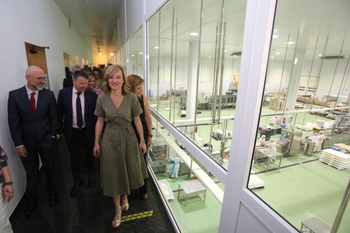 La ministra con los responsables de El Lobo y Antiu Xixona en su visita a la fábrica del primero
