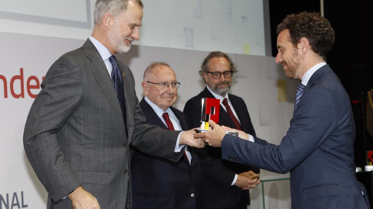 Jorge Rodríguez-Quintana, de Ecoforest, recibe el premio de la mano del rey Felipe VI de España