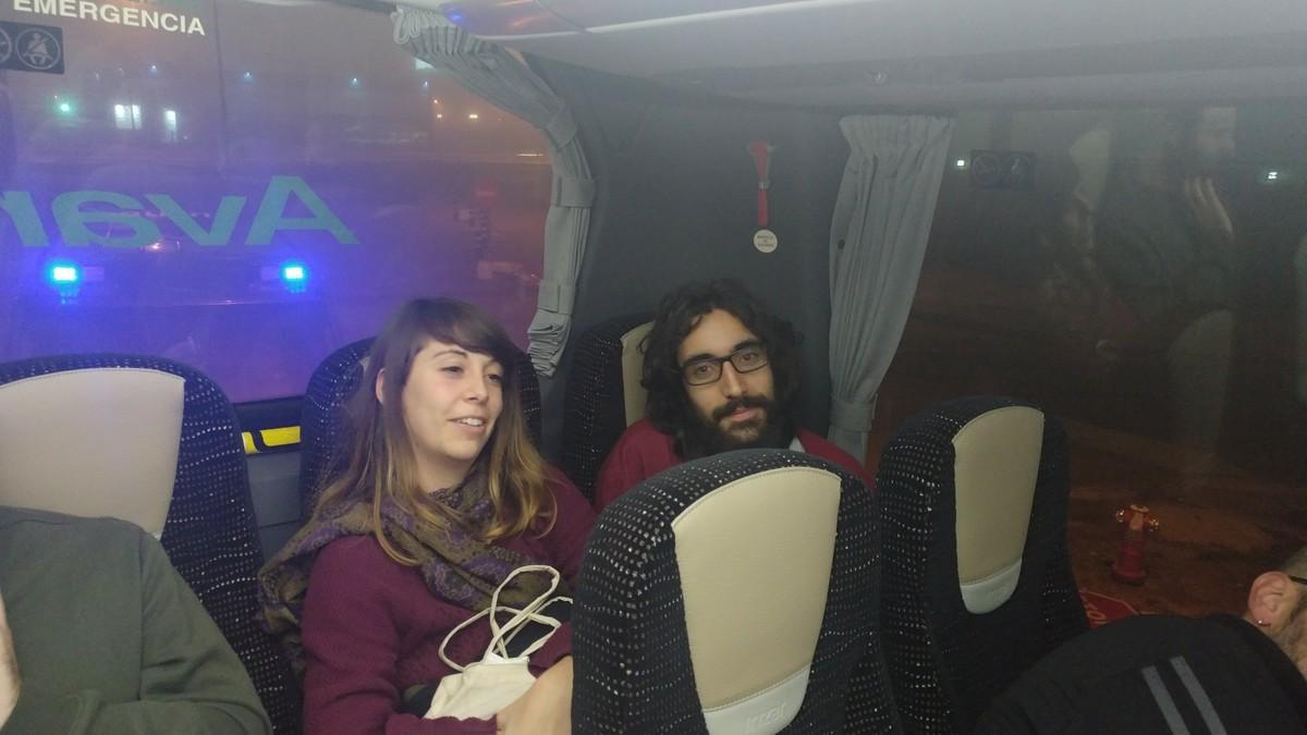 Nora Miralles y Roger Santacana, sentados al final del autobús, en una imagen difundidad por la CUP a través de Twitter.