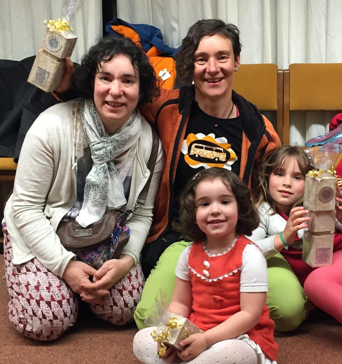 Julia Méndez con su hermana Mónica y sus sobrinas, Icia y Alba