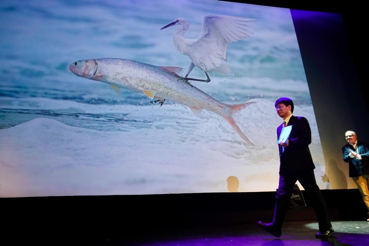 El chinoXiaoping Lin recogiendo su premio en el Filarmónica en 2024.