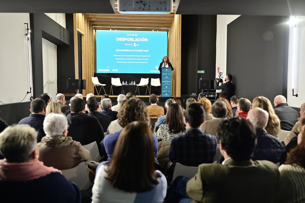 Marisol López del Estal, directora de El Periódico Extremadura, se dirige a los asistentes.