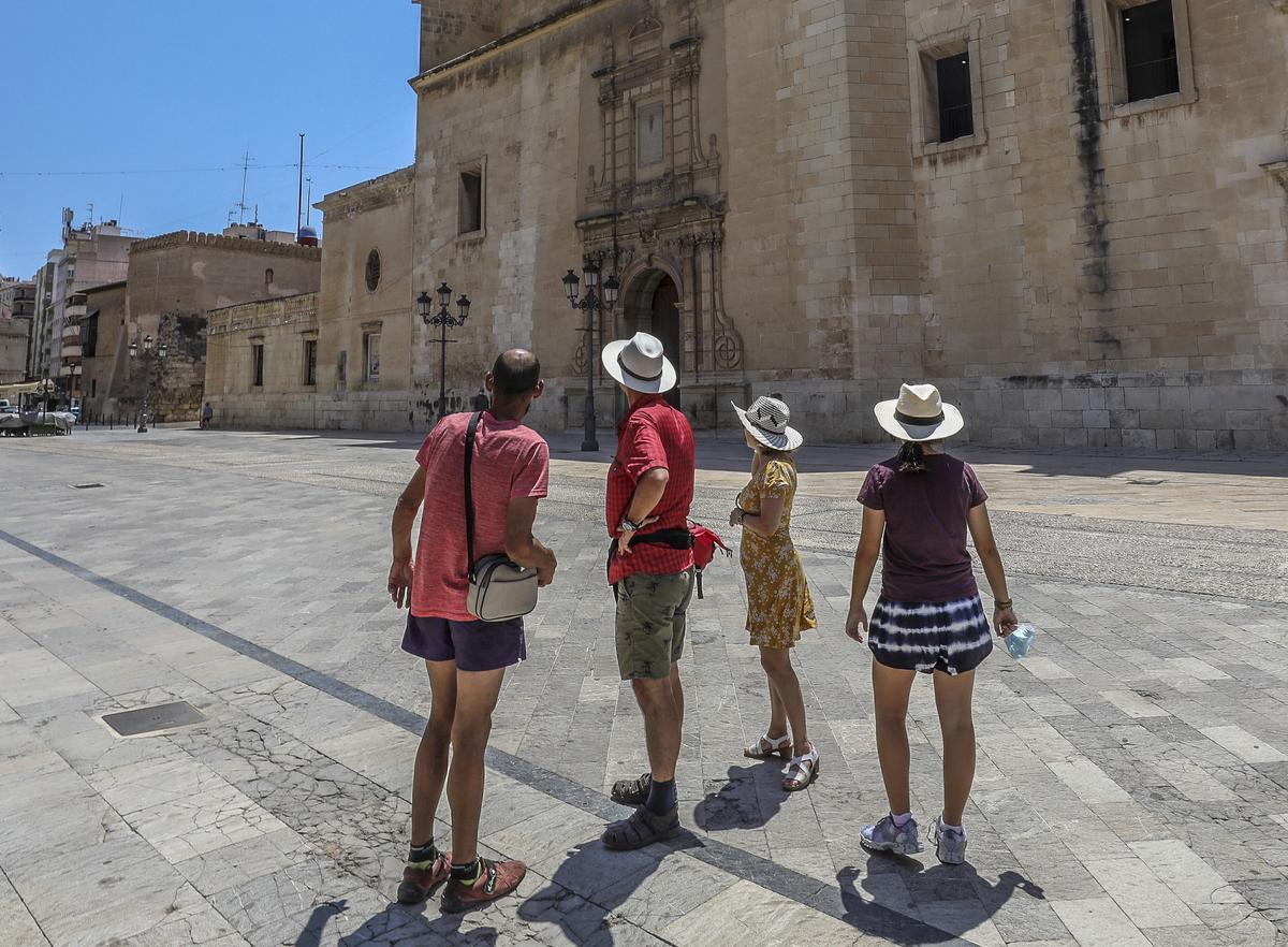 Un grupo de turistas en Elche