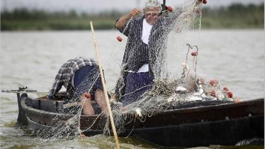 Pescadores en el lago de la Albufera.